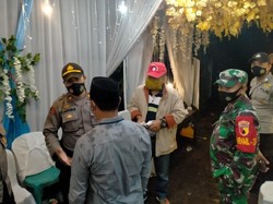 Satgas COVID-19 Banyuwangi Bubarkan Pertunjukan Janger