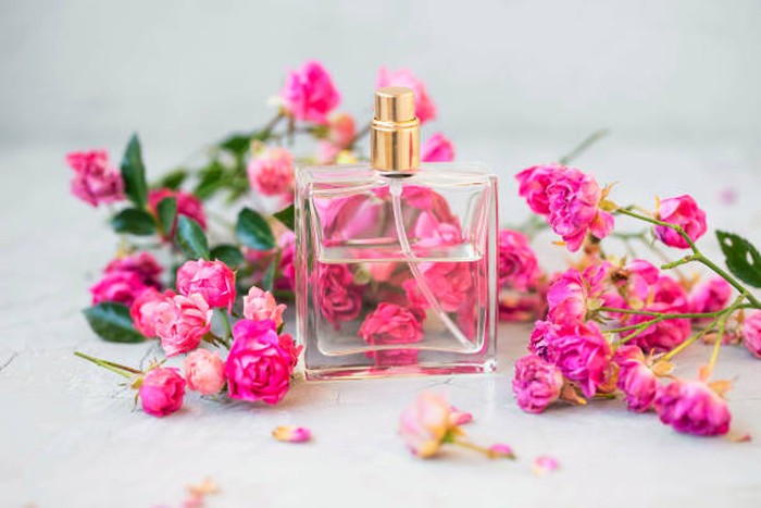 Parfum merupakan produk wewangian yang menjadi favorit oleh sebagian besar orang.