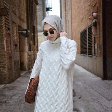 img-title Sweater Buat Hijabers yang Anti Ribet, Cocok Buat Musim Gak Menentu Kayak Sekarang