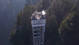 VIDEO: Naik Ke Puncak Gunung Dengan Lift Tak Sampai 2 Menit