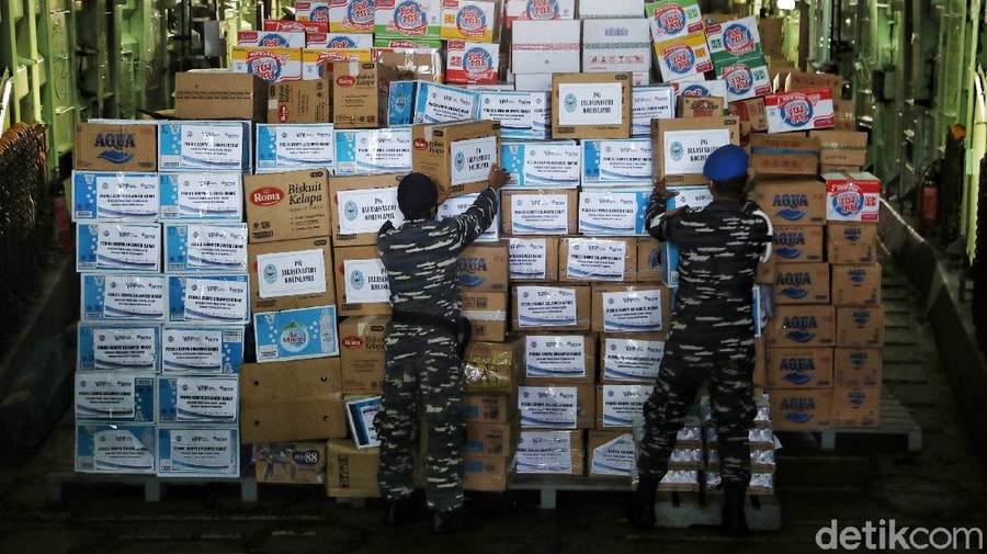 Panglima Komando Lintas Laut Militer (Kolinlilamil) Laksda TNI Irvansyah memeriksa logistik bantuan di KRI Teluk Cirebon-543, Dermaga Kolinlamil, Jakarta Utara, Rabu (20/1).  Kegiatan tersebut merupakan pelepasan bantuan untuk korban bencana gempa Mamuju, Sulawesi Barat. Selain itu, TNI AL juga akan mengerahkan KRI Banda Aceh 593 yang akan mendistribusikan bantuan dan bahan kontak untuk korban bencana di Banjarmasin , Kalimantan Selatan.