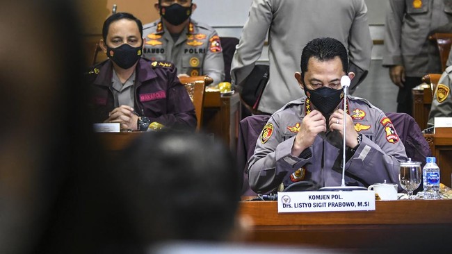 Komjen Listyo memiliki sederet program sebagai Kapolri mulai dari mengaktifkan PAM Swakarsa hingga mewajibkan belajar kitab kuning.