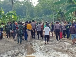 Warga Geruduk Tambang Pasir Gegara Jembatan Rusak Akibat Alat Berat