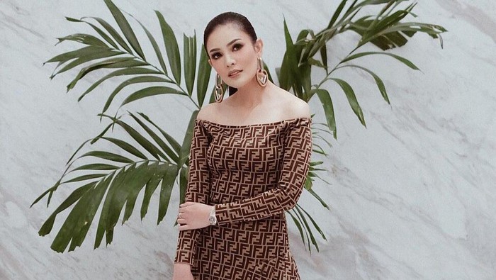 5 Pesona Nindy Ayunda, Artis Berdarah Minang dalam Balutan Busana Branded