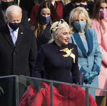 Disebut Mirip 'Hunger Games', Ini Makna Gaun Lady Gaga di Pelantikan Joe Biden