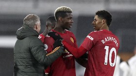 Gebuk Liverpool, Man Utd Bidik Dua Gelar