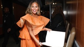 4 Tahun Diblokir Trump, Chrissy Teigen Girang Diikuti Biden