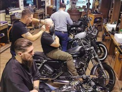 Keren Nih Cukur Rambut di Atas Harley-Davidson!