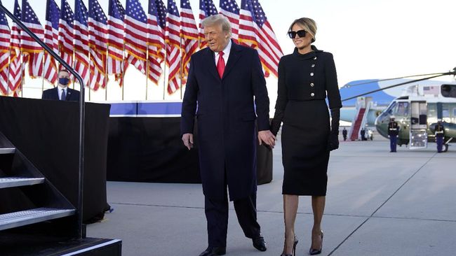Di hari terakhirnya di Gedung Putih, Melania Trump terlihat memakai pakaian serba hitam dari kepala sampai kaki.