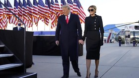 Busana Hitam Terakhir Melania Trump Sebagai Ibu Negara AS