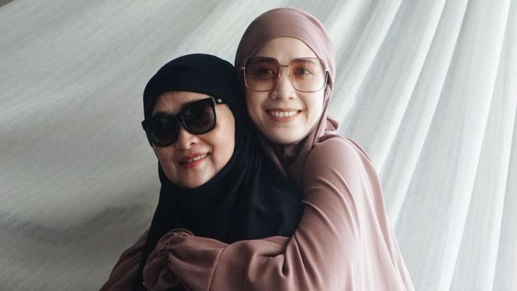 Fanny Fabriana dan ibunda