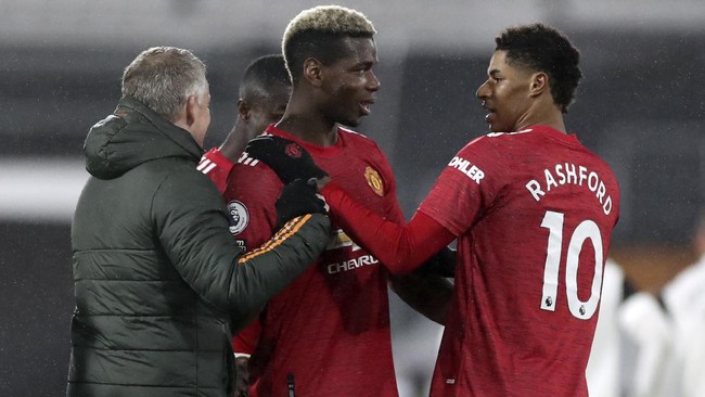Manchester United kembali merebut tahta klasemen Liga Inggris setelah meraih kemenangan 2-1 atas tuan rumah Fulham.