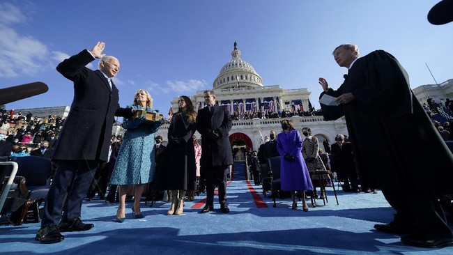 Joe Biden dan Kamala Harris secara  resmi dilantik menjadi Presiden dan Wakil Presiden Amerika Serikat, Rabu (20/1) di Gedung Capitol Hill.