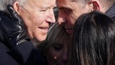 FOTO: Momen Pelantikan Joe Biden dan Kamala Harris Joe Biden dan Kamala Harris secara resmi dilantik menjadi Presiden dan Wakil Presiden Amerika Serikat, Rabu (20/1) di Gedung Capitol Hill.