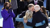 FOTO: Momen Pelantikan Joe Biden dan Kamala Harris Joe Biden dan Kamala Harris secara resmi dilantik menjadi Presiden dan Wakil Presiden Amerika Serikat, Rabu (20/1) di Gedung Capitol Hill.