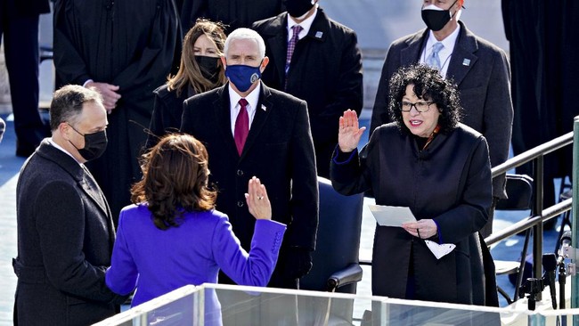 Joe Biden dan Kamala Harris secara  resmi dilantik menjadi Presiden dan Wakil Presiden Amerika Serikat, Rabu (20/1) di Gedung Capitol Hill.