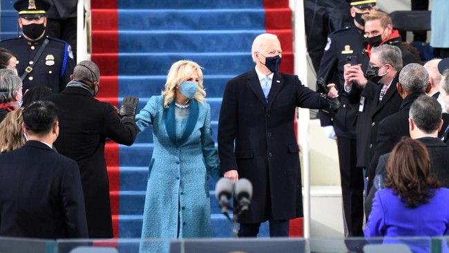 Joe Biden dan Kamala Harris secara  resmi dilantik menjadi Presiden dan Wakil Presiden Amerika Serikat, Rabu (20/1) di Gedung Capitol Hill.