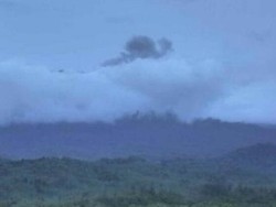 Gunung Raung Erupsi Keluarkan Asap Kelabu
