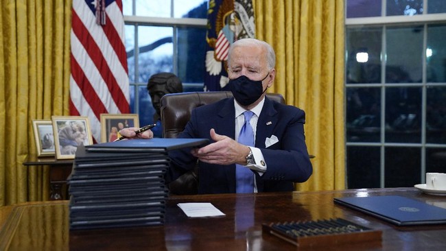 Joe Biden telah mengatakan bakal membuat kebijakan terkait sektor otomotif yang bertentangan kebijakan Donald Trump.