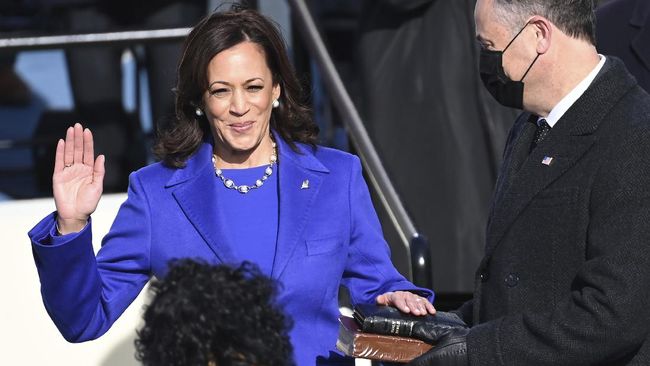 Netizen heboh dengan kemiripan tampilan Kamala Harris saat pelantikan dengan Lisa Simpson dalam episode Bart to the Future pada 2000 silam.