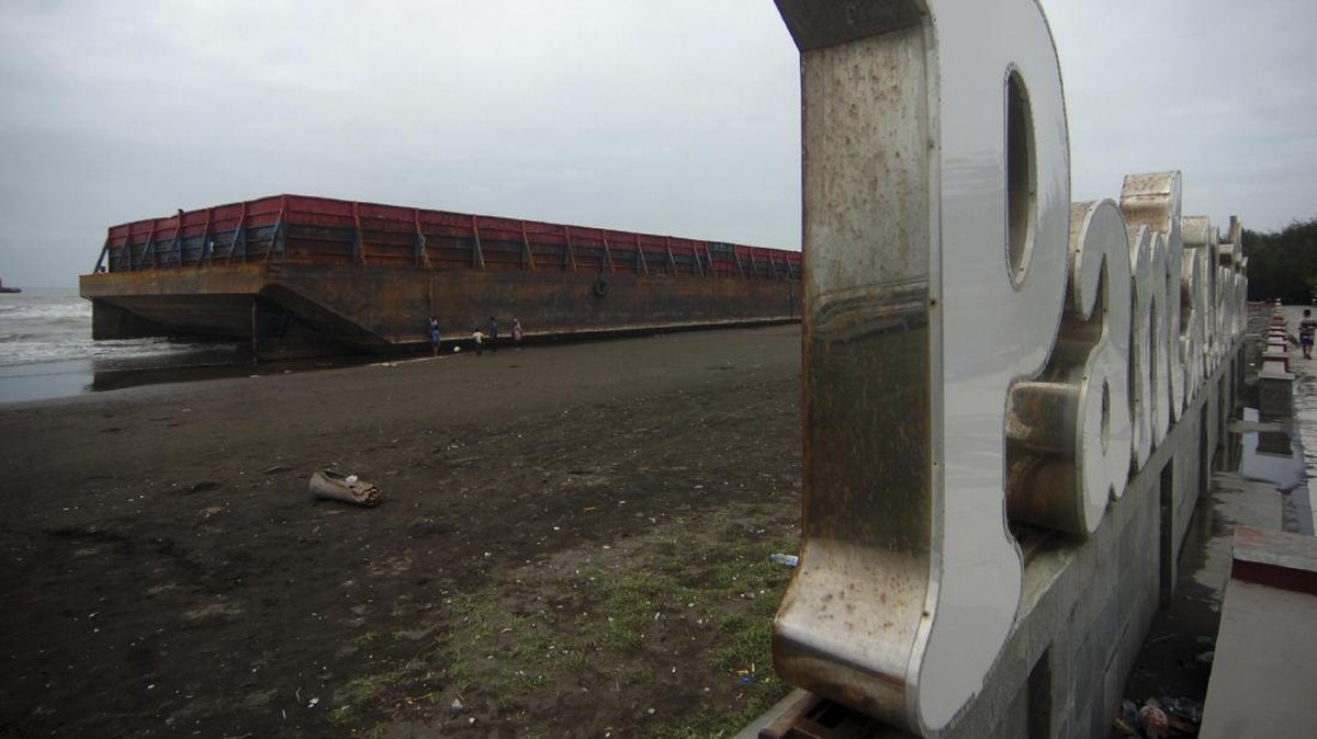 FOTO: Kapal Tongkang Terdampar di Tegal