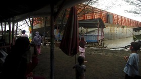 FOTO: Kapal Tongkang Terdampar di Tegal