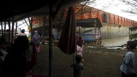FOTO: Kapal Tongkang Terdampar di Tegal