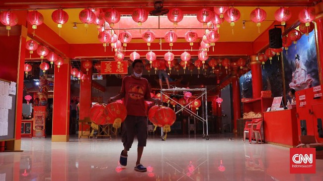 FOTO: Klenteng Hok Lay Kiong Bersolek Jelang Perayaan Imlek
