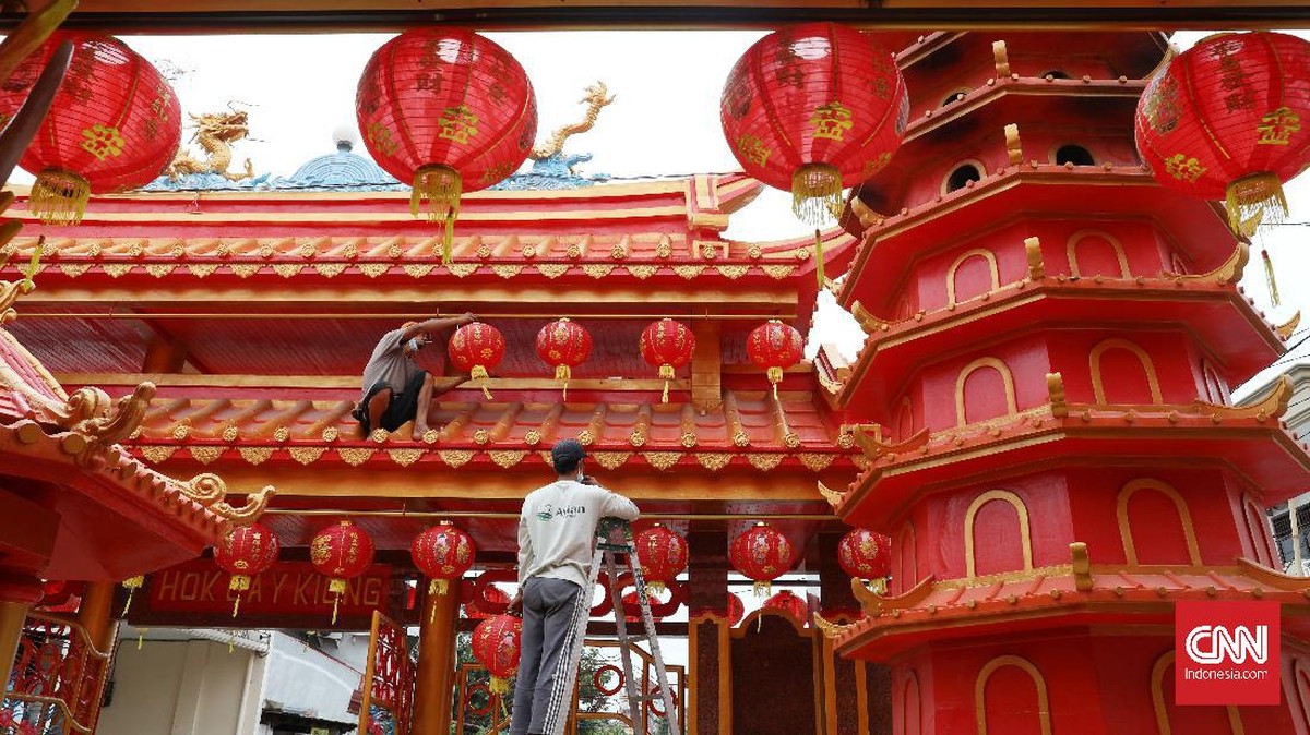 FOTO: Klenteng Hok Lay Kiong Bersolek Jelang Perayaan Imlek