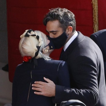 Lady Gaga dan Michael Polansky Ciuman Mesra di Pelantikan Joe Biden