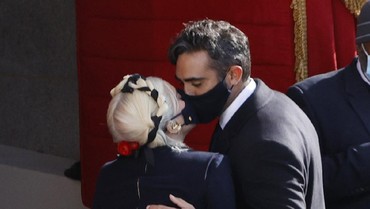 img-title Lady Gaga dan Michael Polansky Ciuman Mesra di Pelantikan Joe Biden