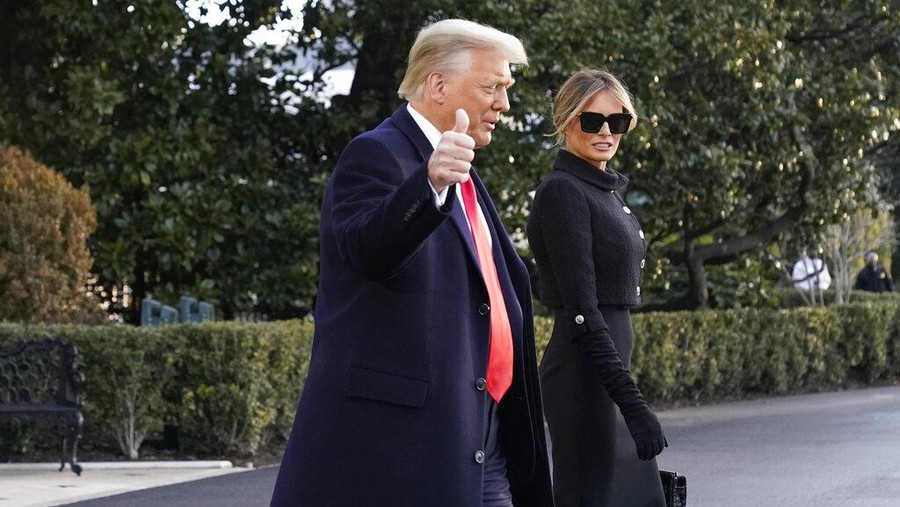 Melania Trump Tinggalkan Gedung Putih President Donald Trump and first lady Melania Trump walk to board Marine One on the South Lawn of the White House, Wednesday, Jan. 20, 2021, in Washington. Trump is en route to his Mar-a-Lago Florida Resort. (AP Photo/Alex Brandon)