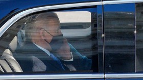 Telepon Zelensky, Biden Bicara Akan Beri Bantuan Langsung Rp7,1 T
