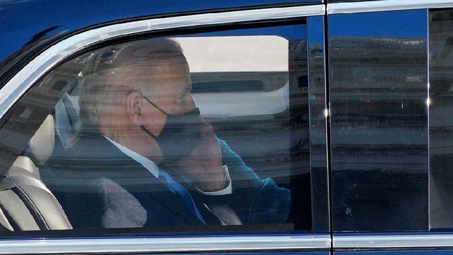 Biden mengatakan kepada Zelensky bahwa AS akan memberi Ukraina bantuan anggaran langsung senilai US$500 juta atau Rp7,1 triliun.