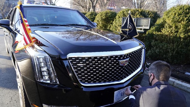 The Beast, mobil kepresidenan Amerika Serikat hasil modifikasi truk dengan rupa sedan Cadillac, memakai pelat nomor 46 untuk Joe Biden.
