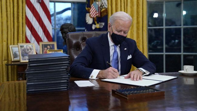 Pemerintahan Presiden Joe Biden menandatangani kewajiban penggunaan masker dan karantina bagi pelancong yang tiba di Amerika Serikat.