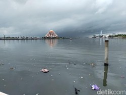 Miris! Pantai Losari Makassar Dipenuhi Sampah Kasur-Plastik