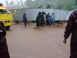Viral Pemotor Terseret Arus Air di Tanjungsari Sumedang
