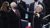FOTO : Nyanyian Lady Gaga dan JLo di Pelantikan Joe Biden Pelantikan Joe Biden-Kamala Harris sebagai Presiden-Wapres AS diiringi penampilan Lady Gaga dan Jennifer Lopez.
