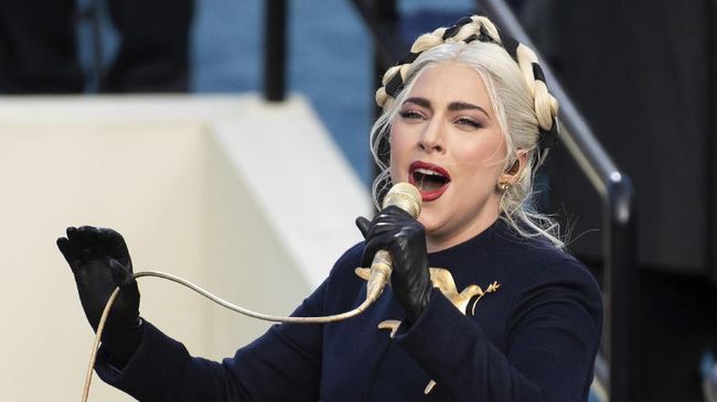 Penyanyi sekaligus aktris Lady Gaga mengunggah foto dari set film yang akan ia bintangi setelah A Star is Born, House of Gucci.