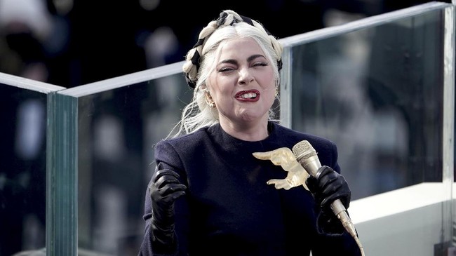 Netizen umbar meme kocak yang sentil Sanders hingga Lady Gaga saat pelantikan Joe Biden jadi Presiden AS.