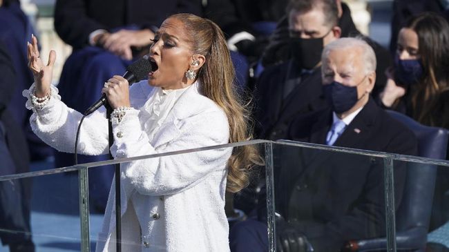 Arti kata-kata Latin yang diteriakkan Jennifer Lopez saat menyanyikan This Land Is Your Land di acara pelantikan Joe Biden.