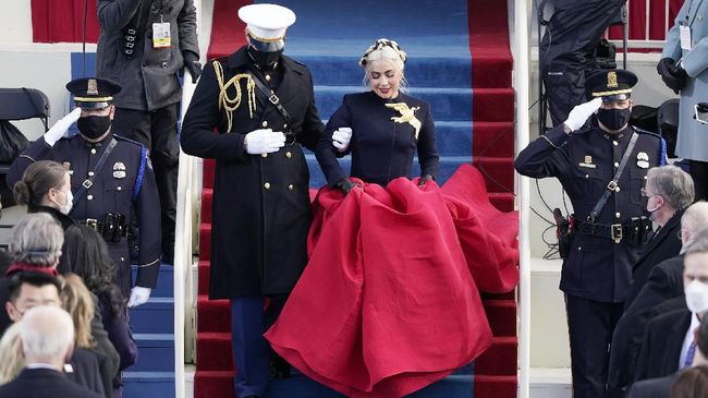 Warganet riuh membandingkan gaun haute couture Schiaparelli Lady Gaga dengan gaun Effie Trinket dari Hunger Games. 