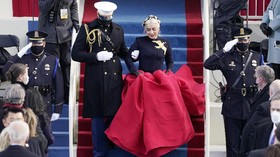 Gaun Merah dan Bros Merpati Emas, Simbol Perdamaian Lady Gaga