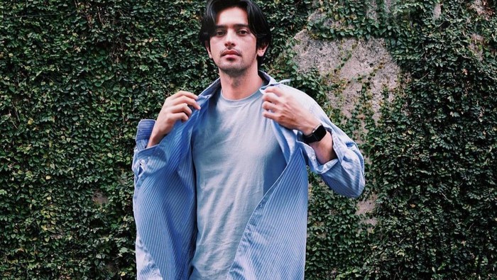 10 Potret Omar Daniel dengan Rambut Pendek, Bikin Meleleh!