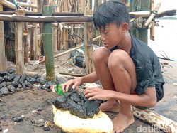 Heboh Batu Bara Berhamburan di Pantai Sekembu Jepara