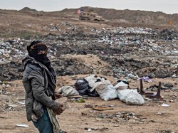 Warga Suriah Bertahan Hidup Mengais Sampah dekat Ladang Minyak