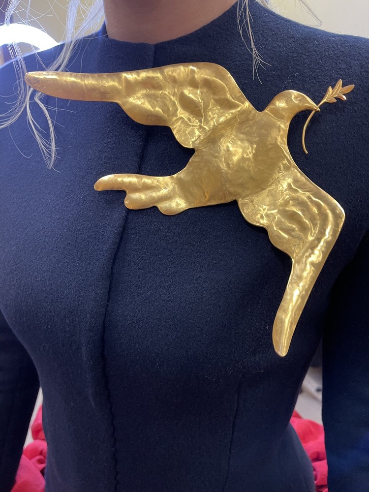 Saat menghadiri pelantikan Joe Biden, gaya busana Lady Gaga tampak mencuri atensi. Ternyata, ada makna khusus di balik gaya busana Lady Gaga itu lho, Bunda.