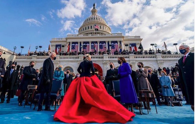 Alasan Lady Gaga Bergaya Seperti Hunger Games di Pelantikan Joe Biden Saat menghadiri pelantikan Joe Biden, gaya busana Lady Gaga tampak mencuri atensi. Ternyata, ada makna khusus di balik gaya busana Lady Gaga itu lho, Bunda.
