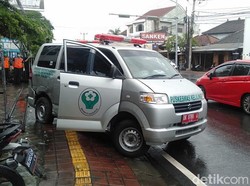 Ambulans Bawa 3 Pasien COVID-19 Diseruduk Mobil di Denpasar
